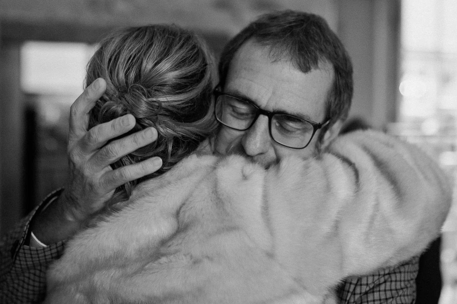 Umarmung, Mann umarmt Frau, Schwarz-weiß Foto