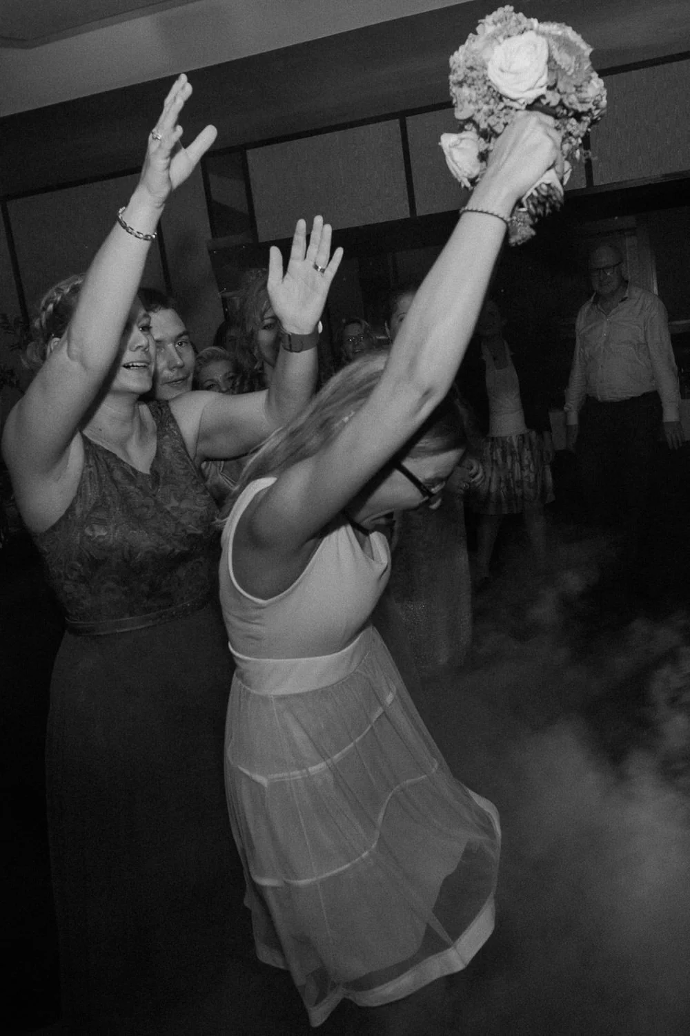 Gäste beim Brautstrauß werfen Gästin fängt Brautstrauß