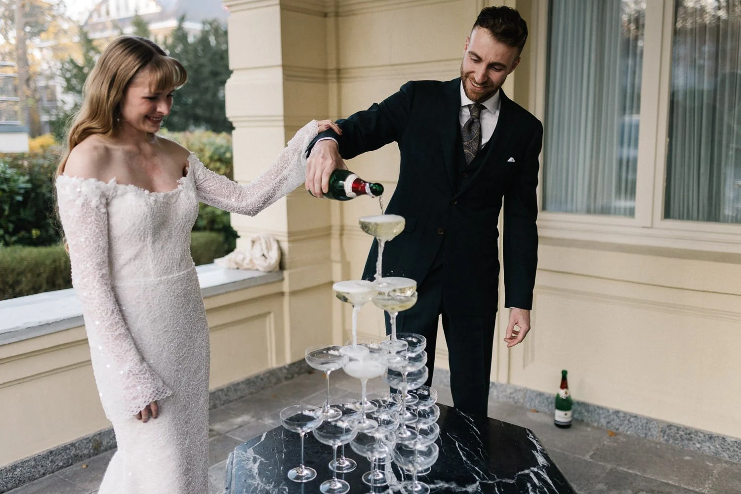 Brautpaar füllt Sekt in Sektbrunnen