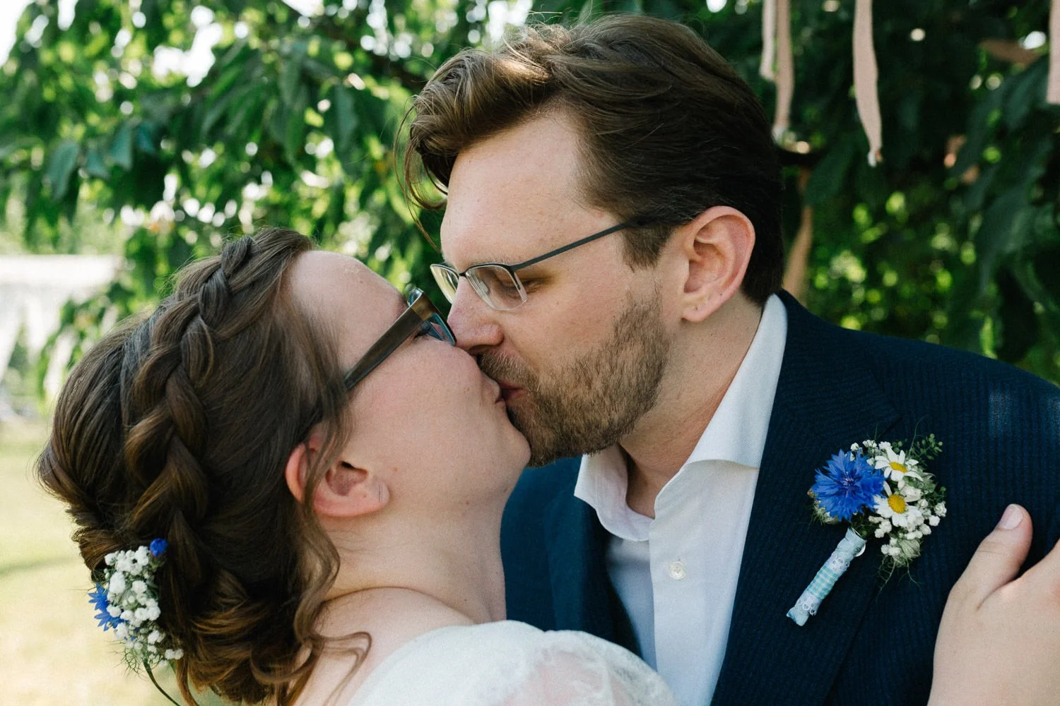 Portait Brautpaar küsst sich