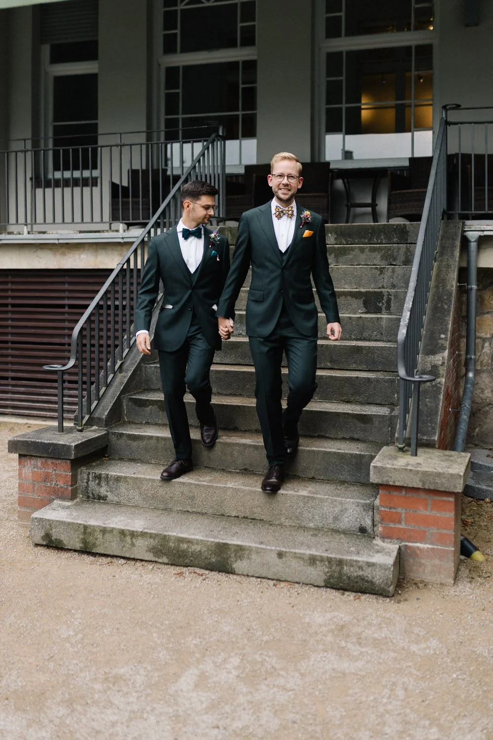 LGBTQ Gay Hochzeitspaar kommt Treppe runter