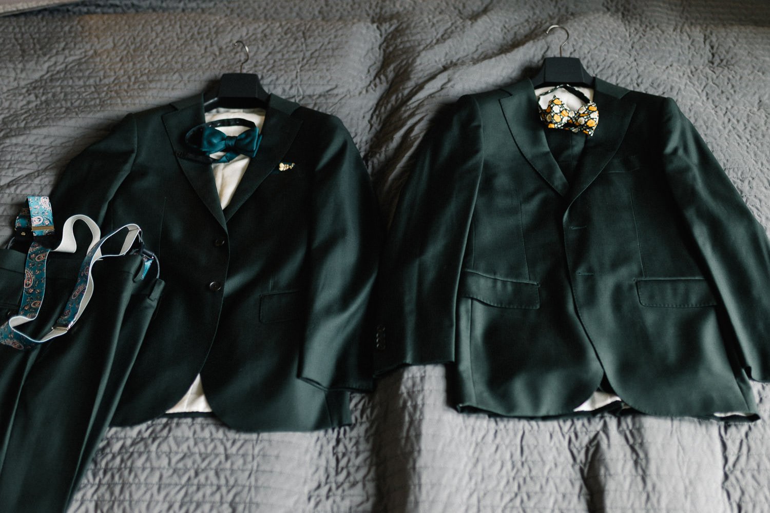 Hochzeitsanzüge liegen auf Bett