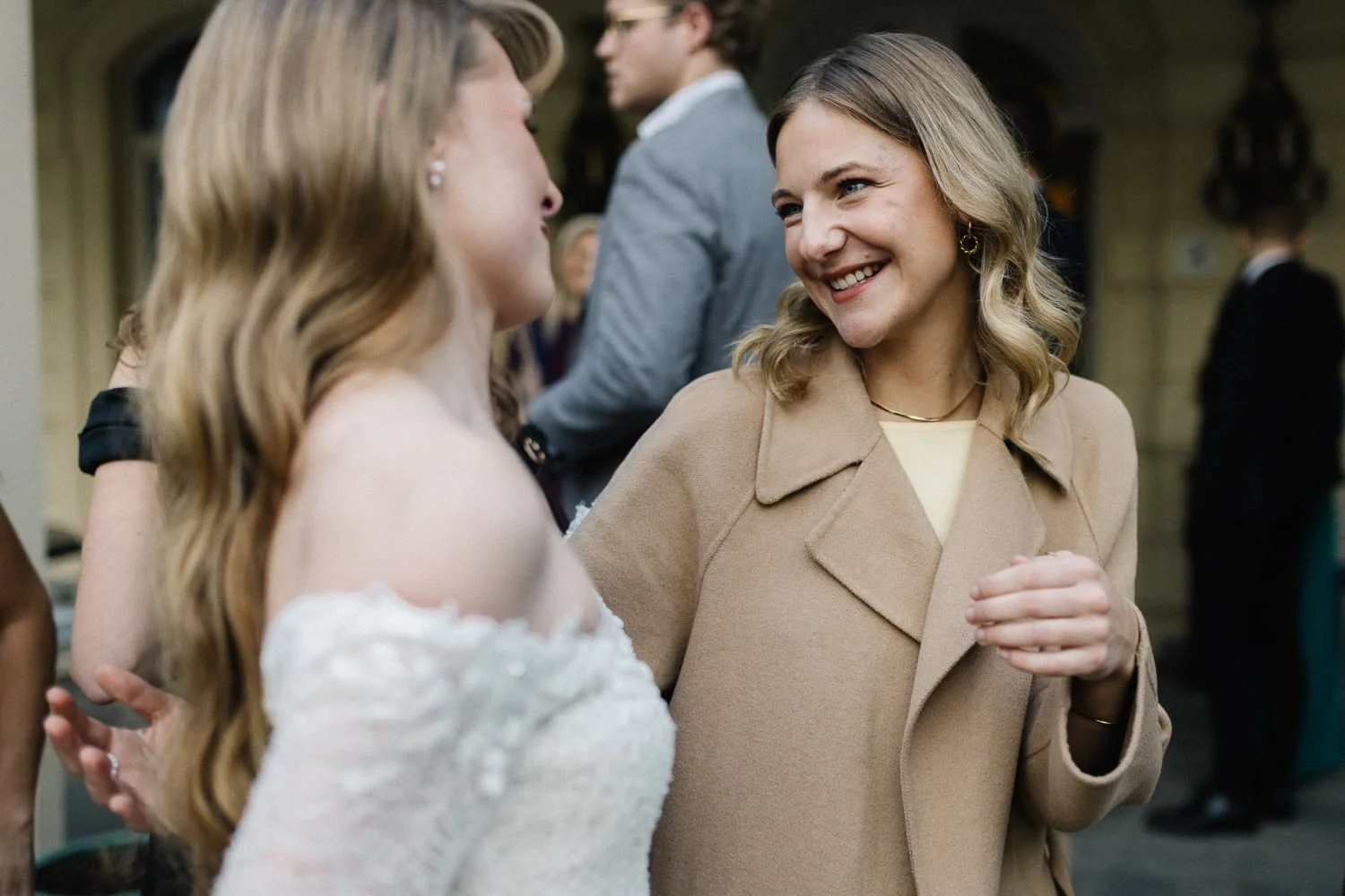 Hochzeitsgästin gratuliert Braut