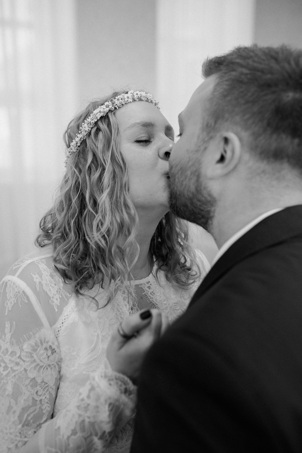 Kuss nach Ehesprechung Trauung in Hohen Neuendorf