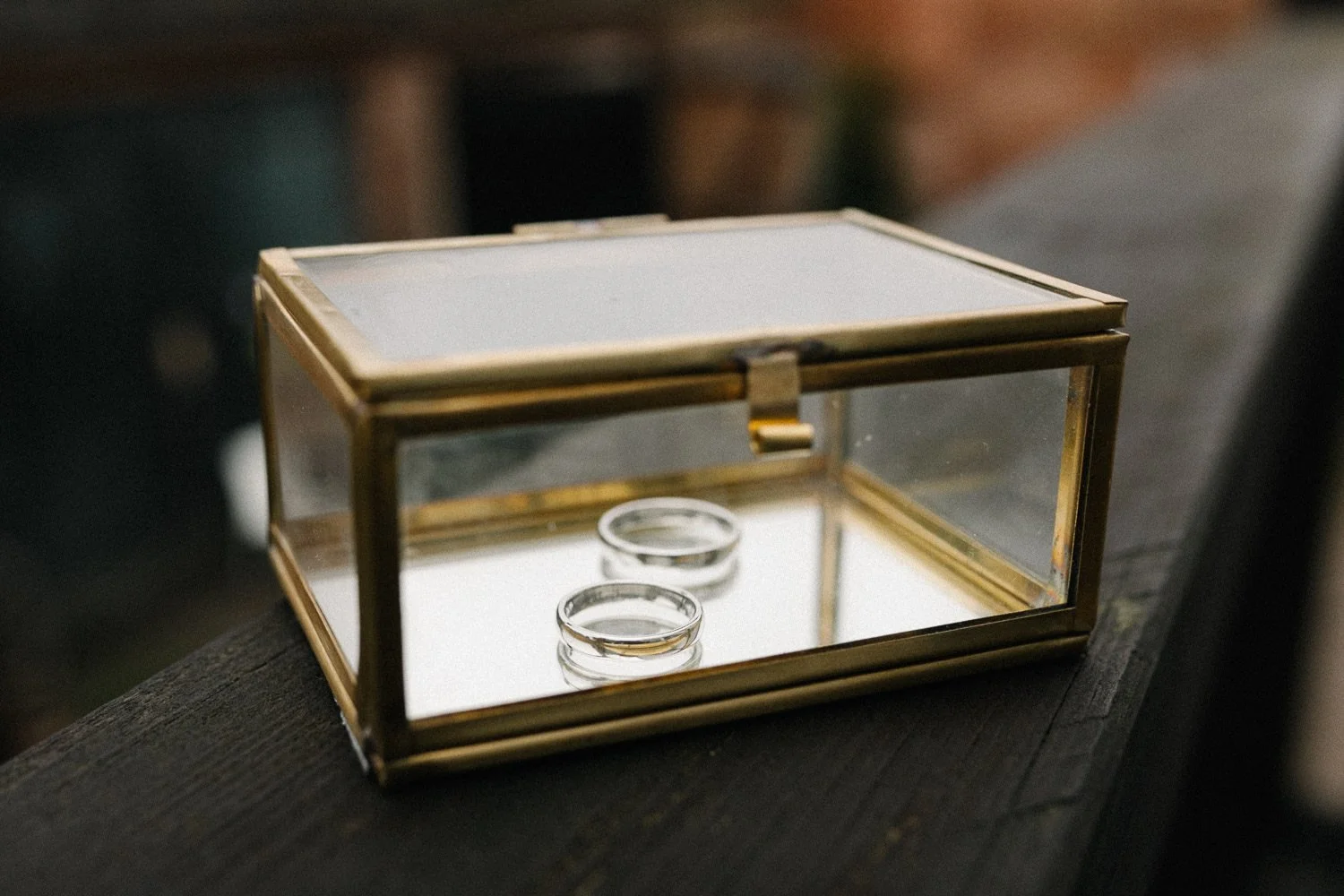 Eheringe in Schatulle, Hochzeitsfotos
