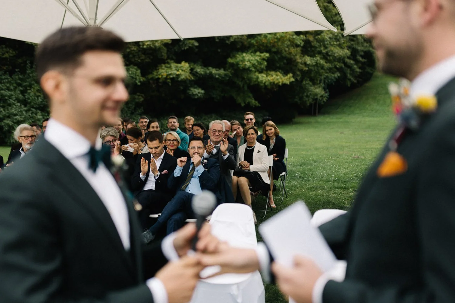 LGBTQ Trauung in Garten von Villa Blumenfisch, Hochzeitsfotograf Potsdam