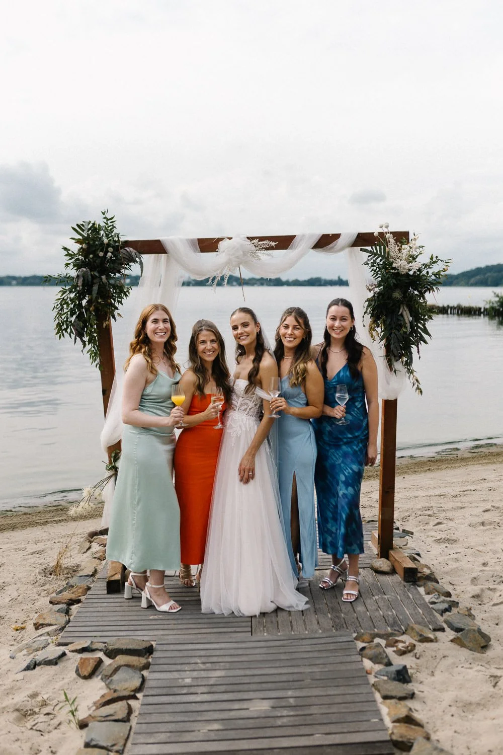 Gruppenfoto vor Traubogen, Schwielowsee im Hintergrund