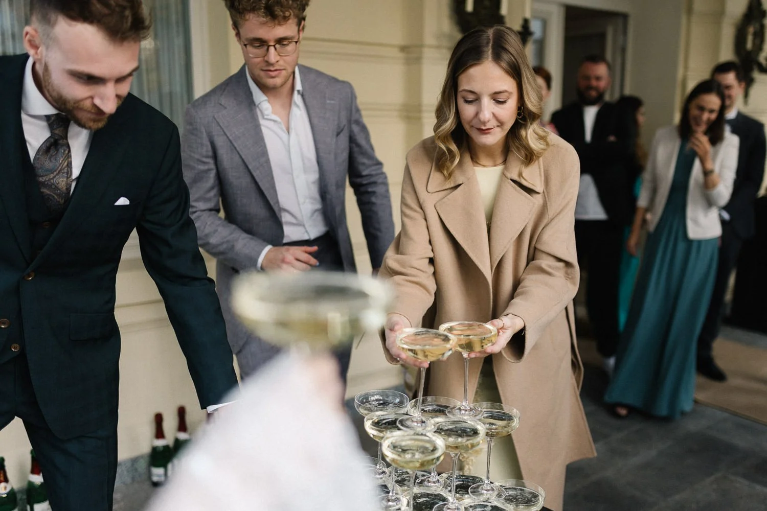Hochzeitsgäste bedienen sich am Sektbrunnen, Villa Bleichröder Usedom