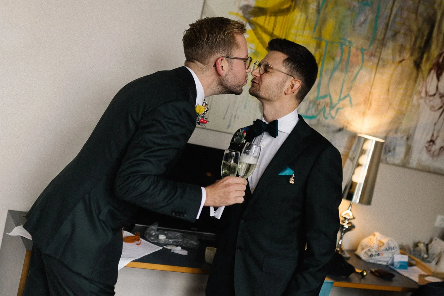 Getting Ready Hochzeit LGBTQ Couple, Männer küssen sich, Villa Blumenfisch Berlin