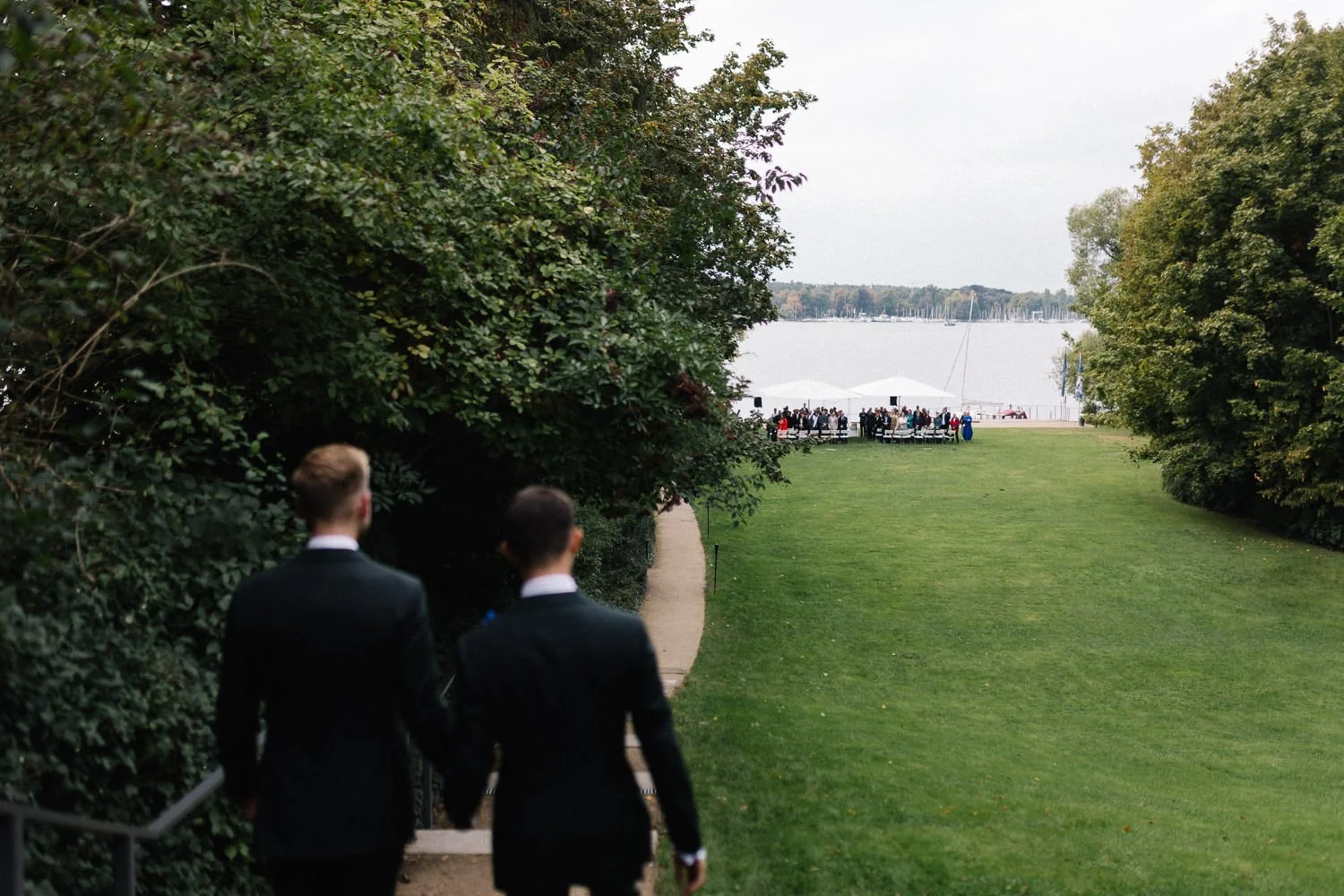 Blick in Garten Villa Blumenfisch Berlin, Gay Couple Vordergrund
