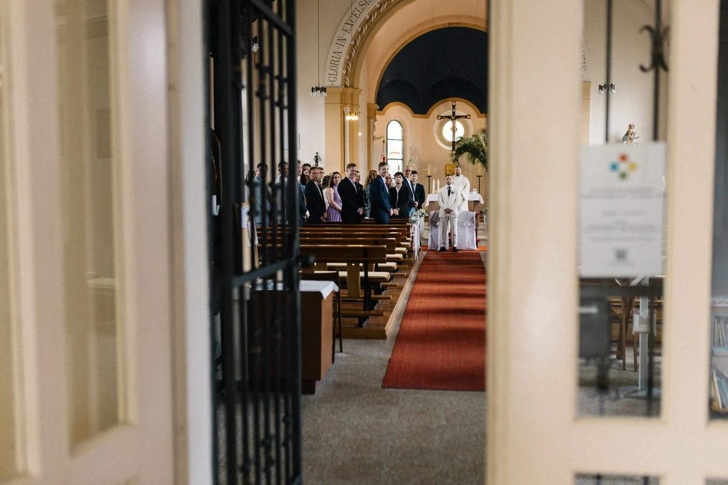 Blick durch Tür in Kirche Maria Meeresstern Werder, Bräutigam Hochzeitsgäste warten