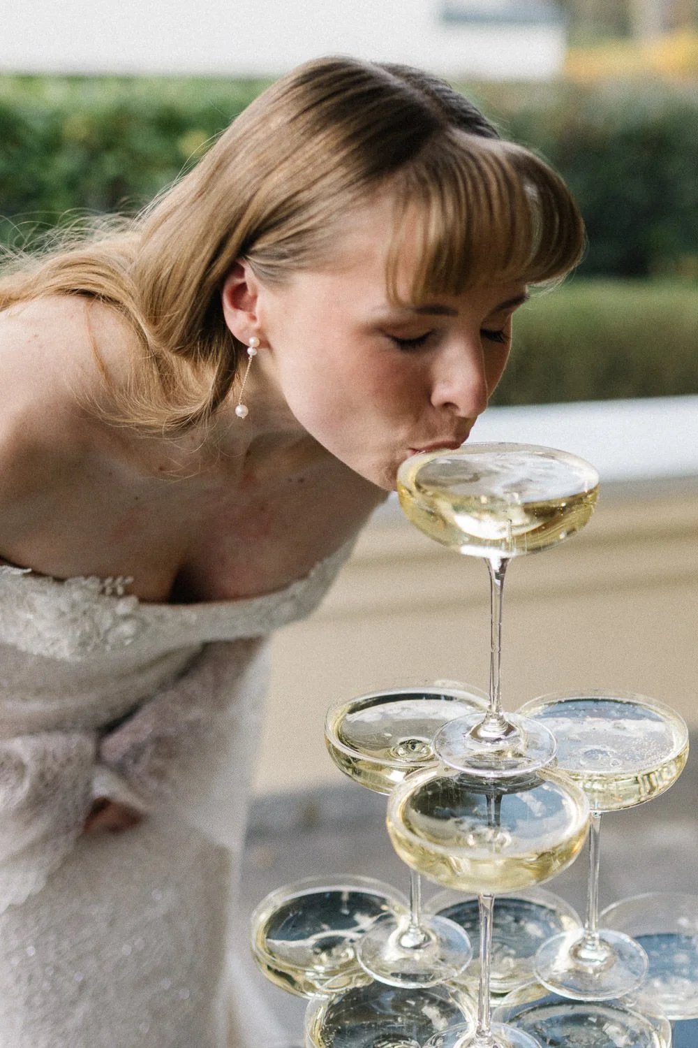Hochzeitsfoto, Braut schlürft Sekt aus Sektbrunnen, Villa Bleichröder Usedom