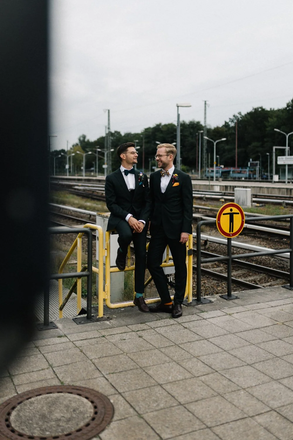 LGBTQ Hochzeitspaar auf Bahnsteig