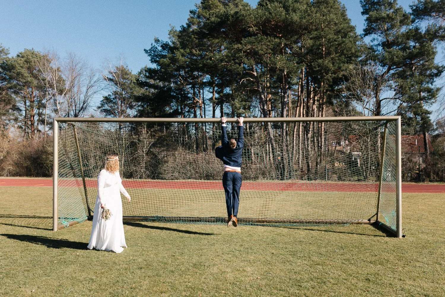 Brautpaarshootiung auf Sportplatz Hohen Neuendorf
