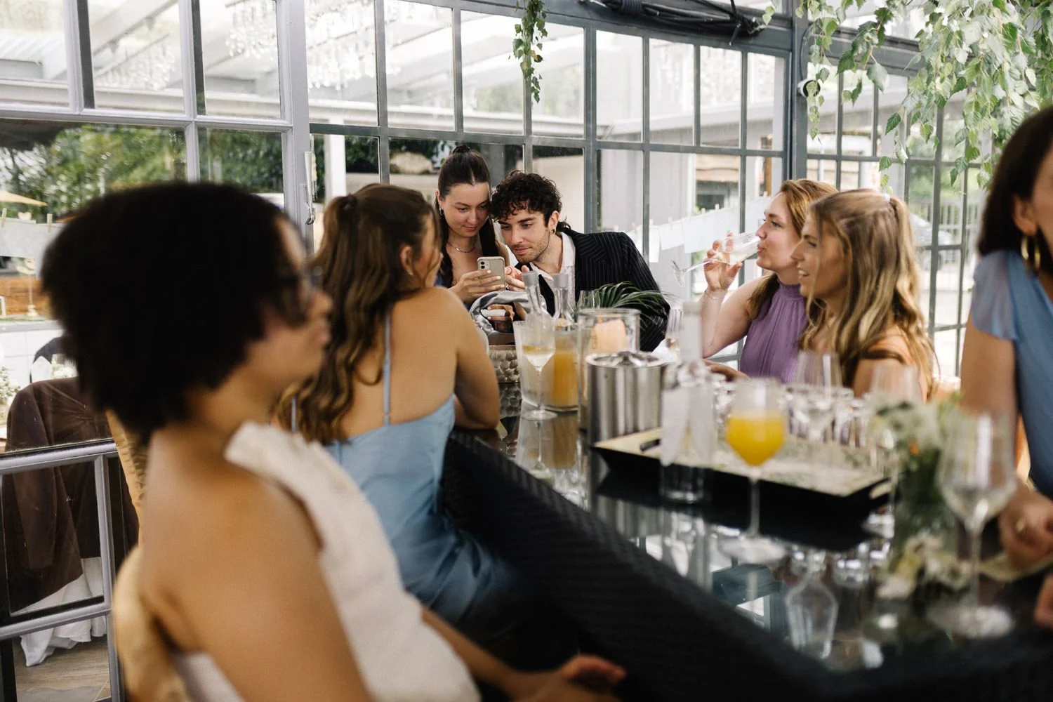 Hochzeitsgäste im Gespräch