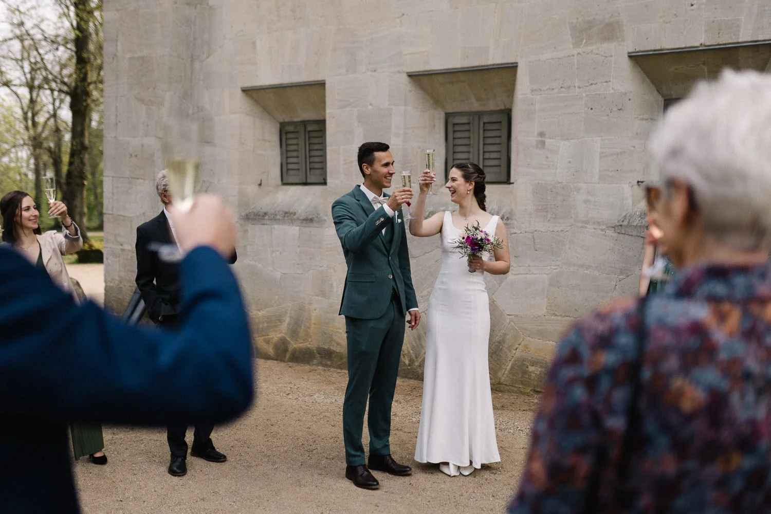 Hochzeit Brautpaar Sekt anstoßen