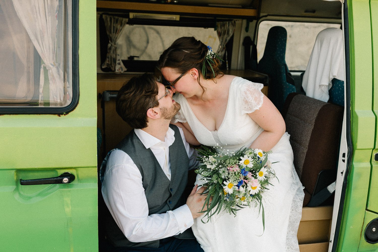 Brautpaar sitz in VW Bus