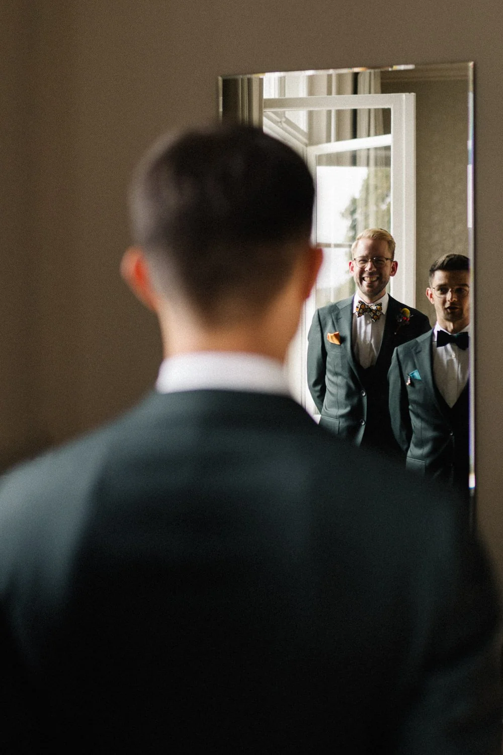 Getting Ready Hochzeit LGBTQ Couple, Männer schauen in Spiegel, Villa Blumenfisch Berlin