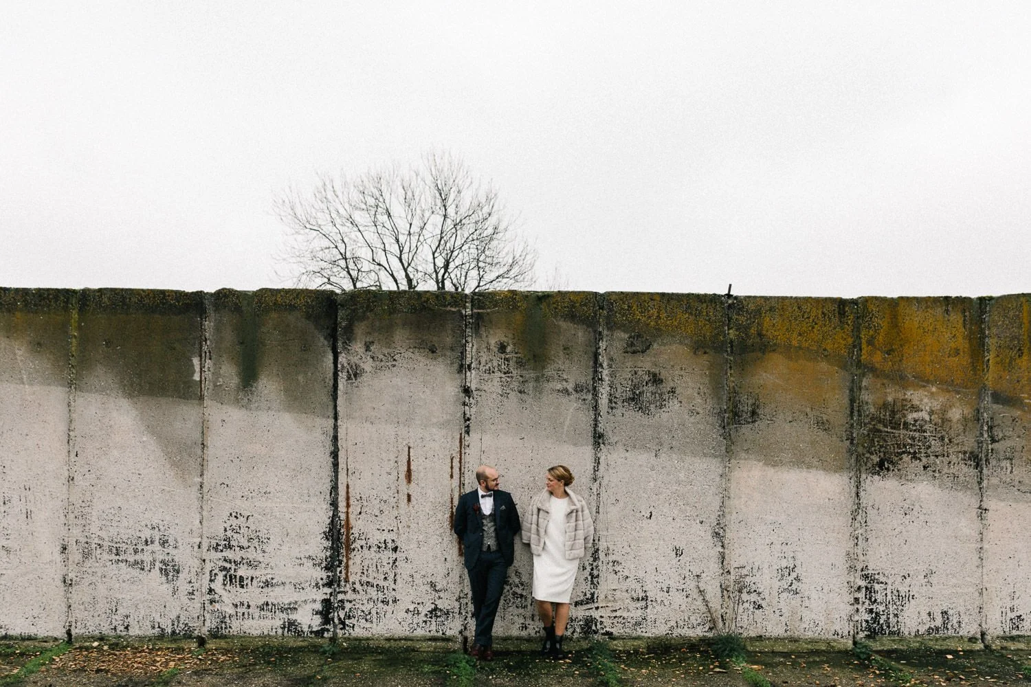 Brautpaar an Mauer