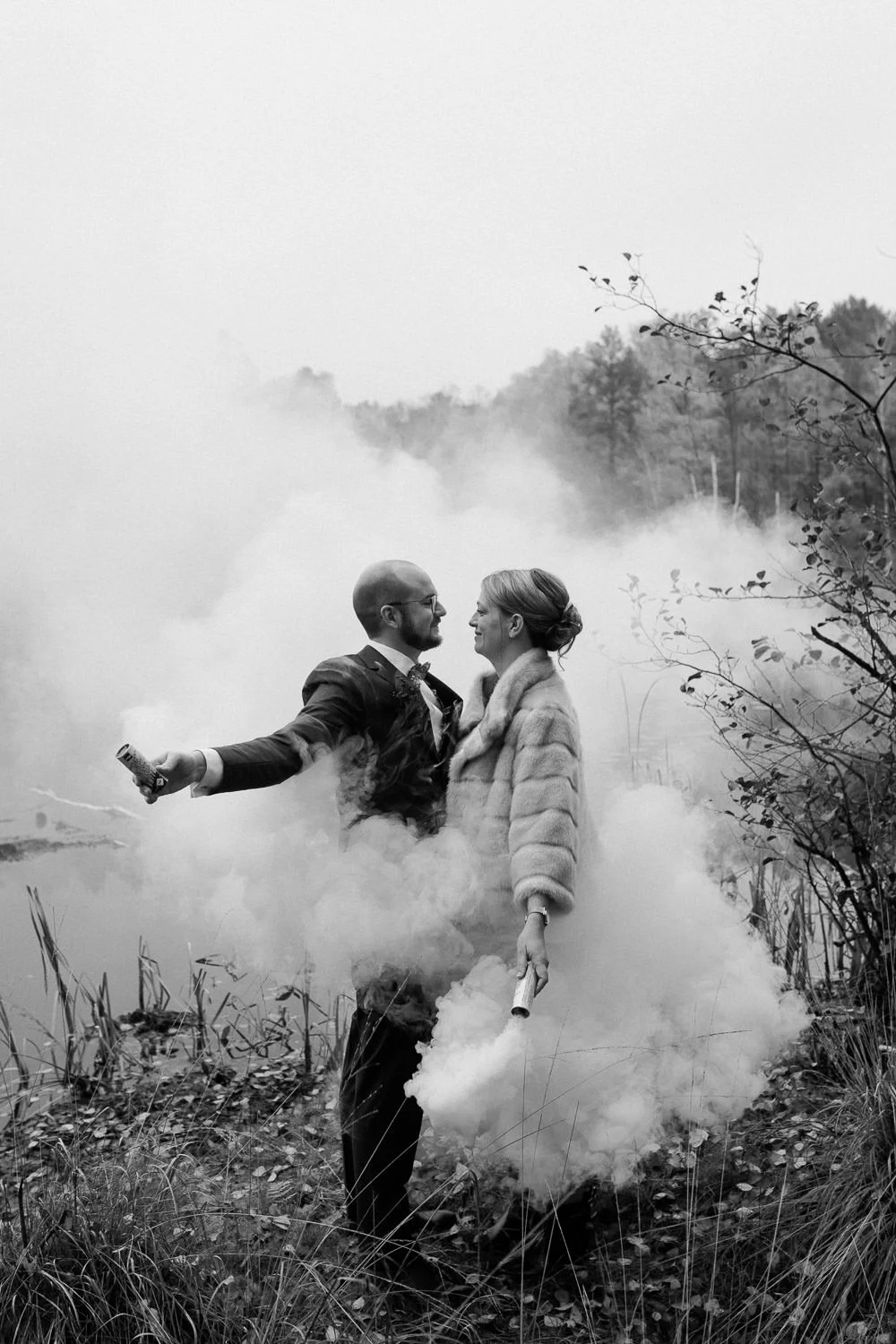 Brautpaar zündet Pyrotechnik, kreatives Hochzeitsfoto