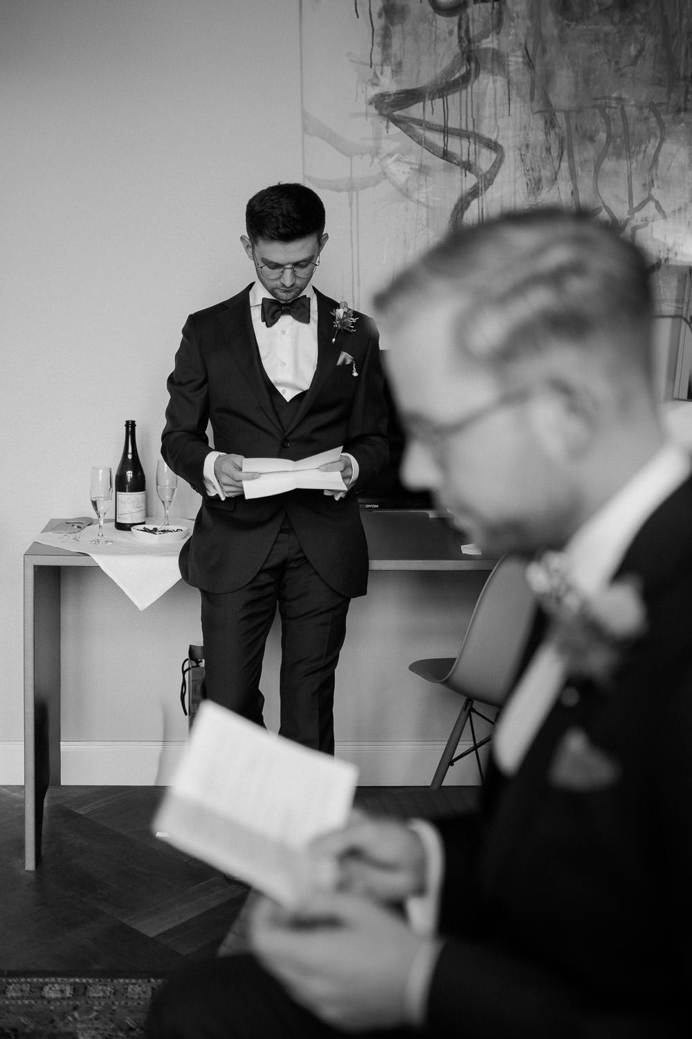 Getting Ready Hochzeit LGBTQ Couple, Villa Blumenfisch Berlin, Schwarzweiß Foto