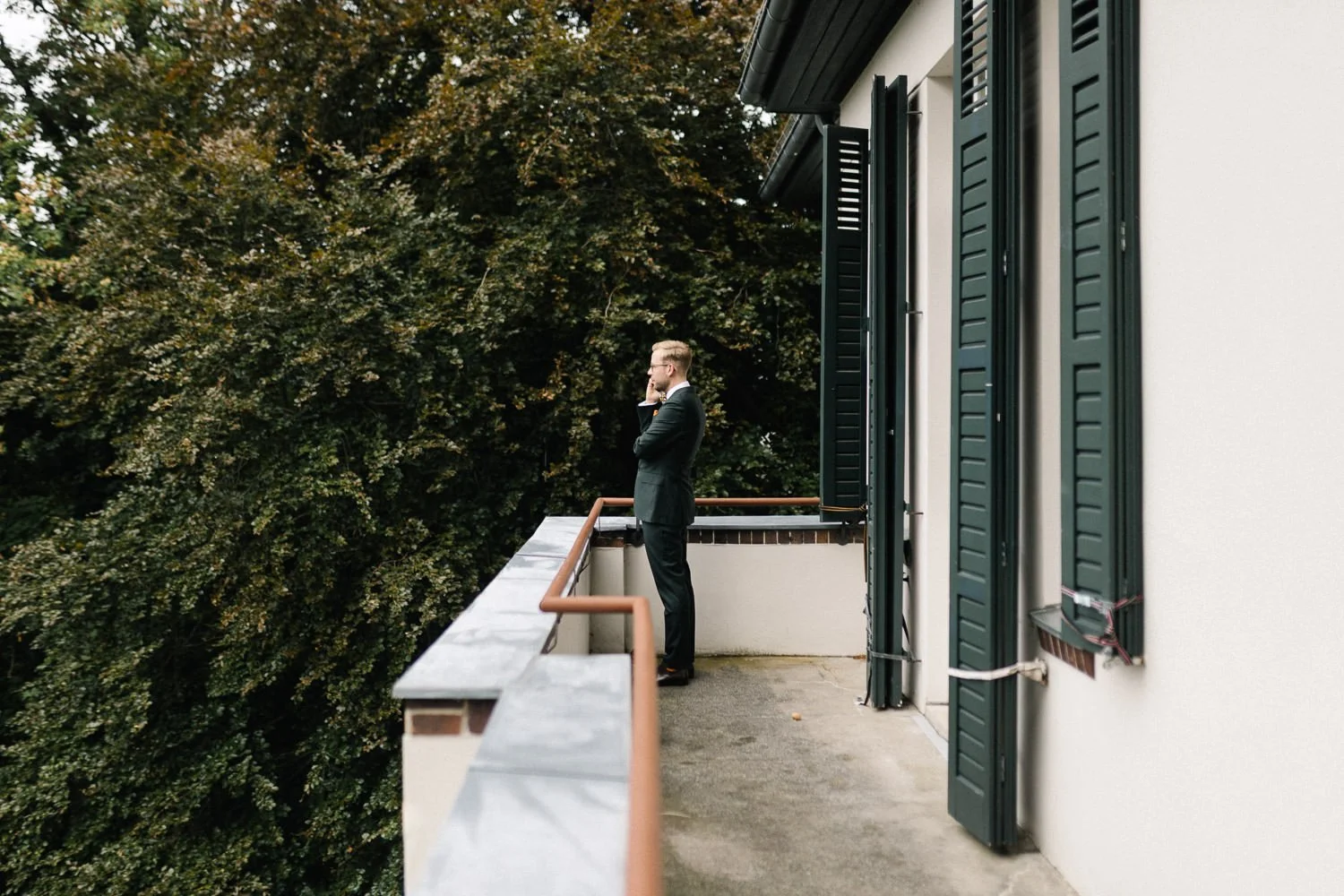 Bräutigam steht auf Balkon, Villa Blumenfisch Berlin