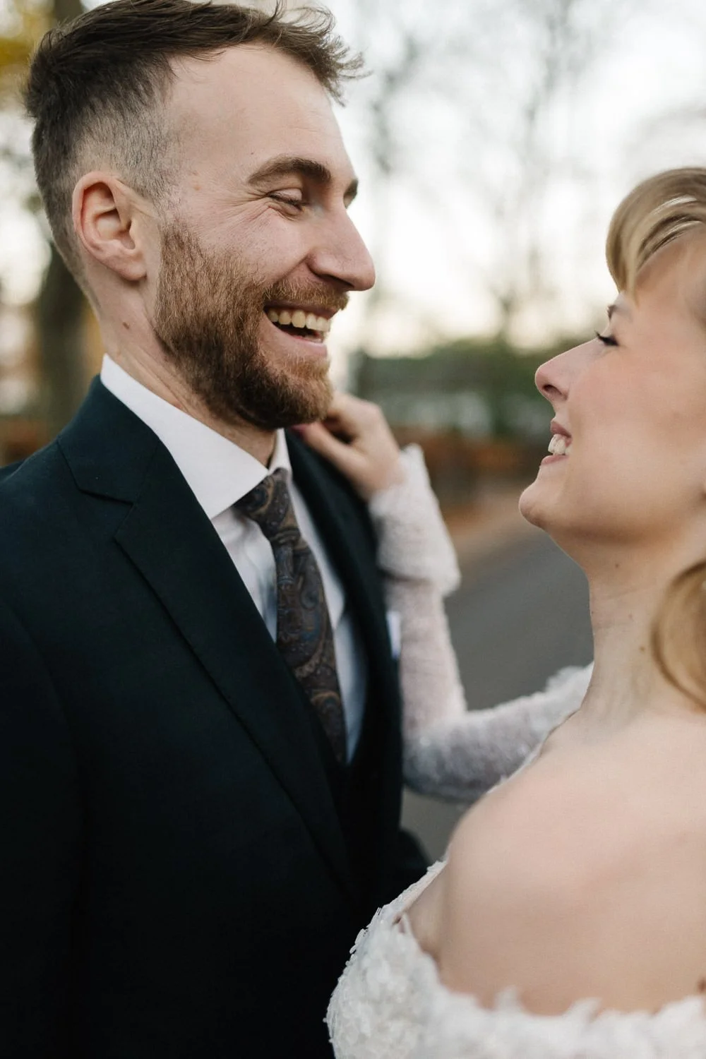 Paarshooting am Hochzeitstag, Nahaufnahme, Brautpaar nimmt sich in den Arm und lacht