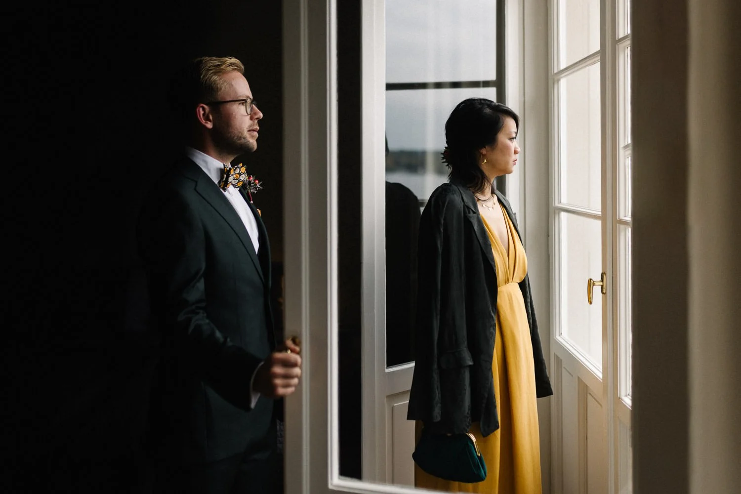 Bräutigam und Gästin stehen an Fenster, Villa Blumenfisch