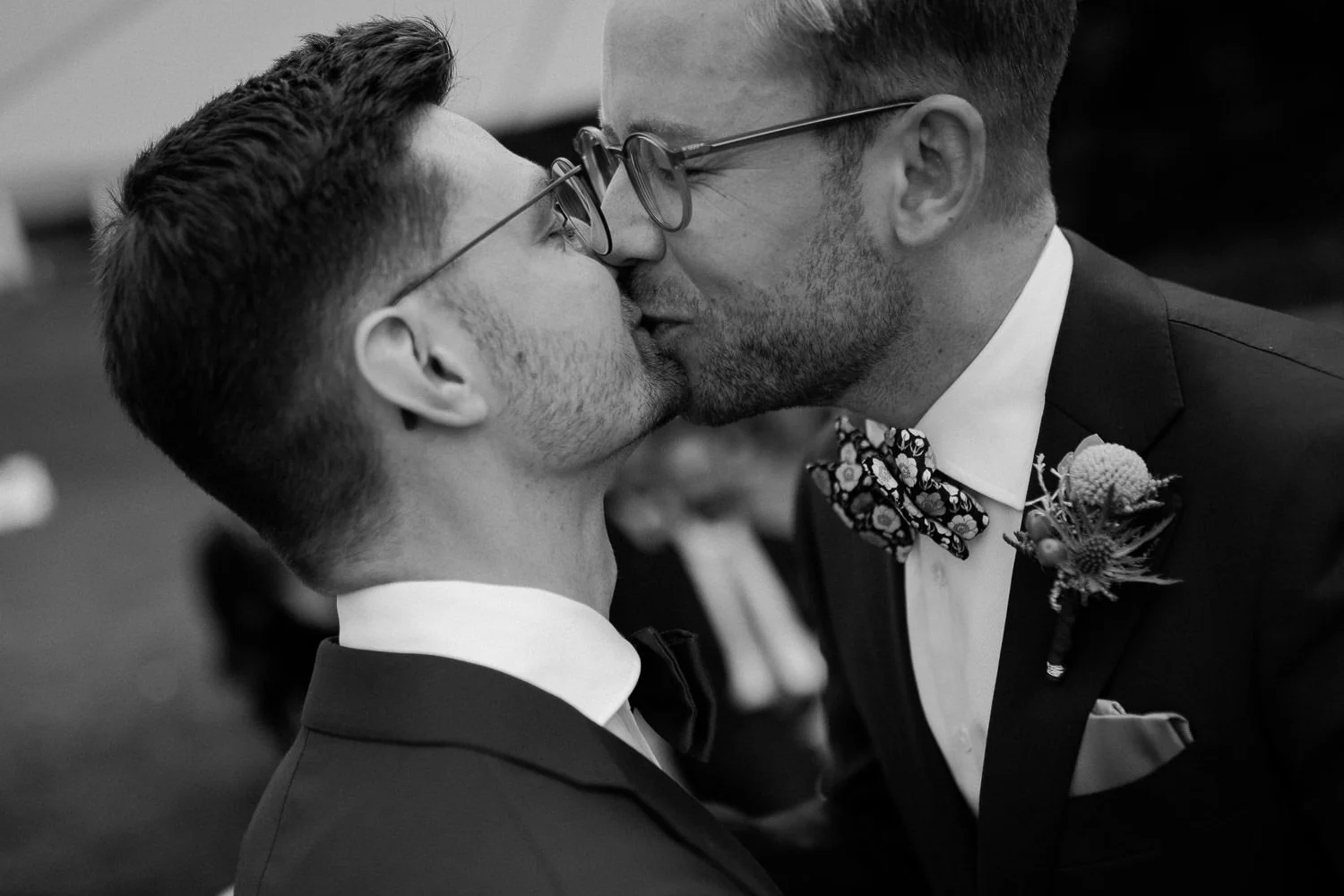 LGBTQ Hochzeitspaar küsst sich, Hochzeitsfotograf Potsdam