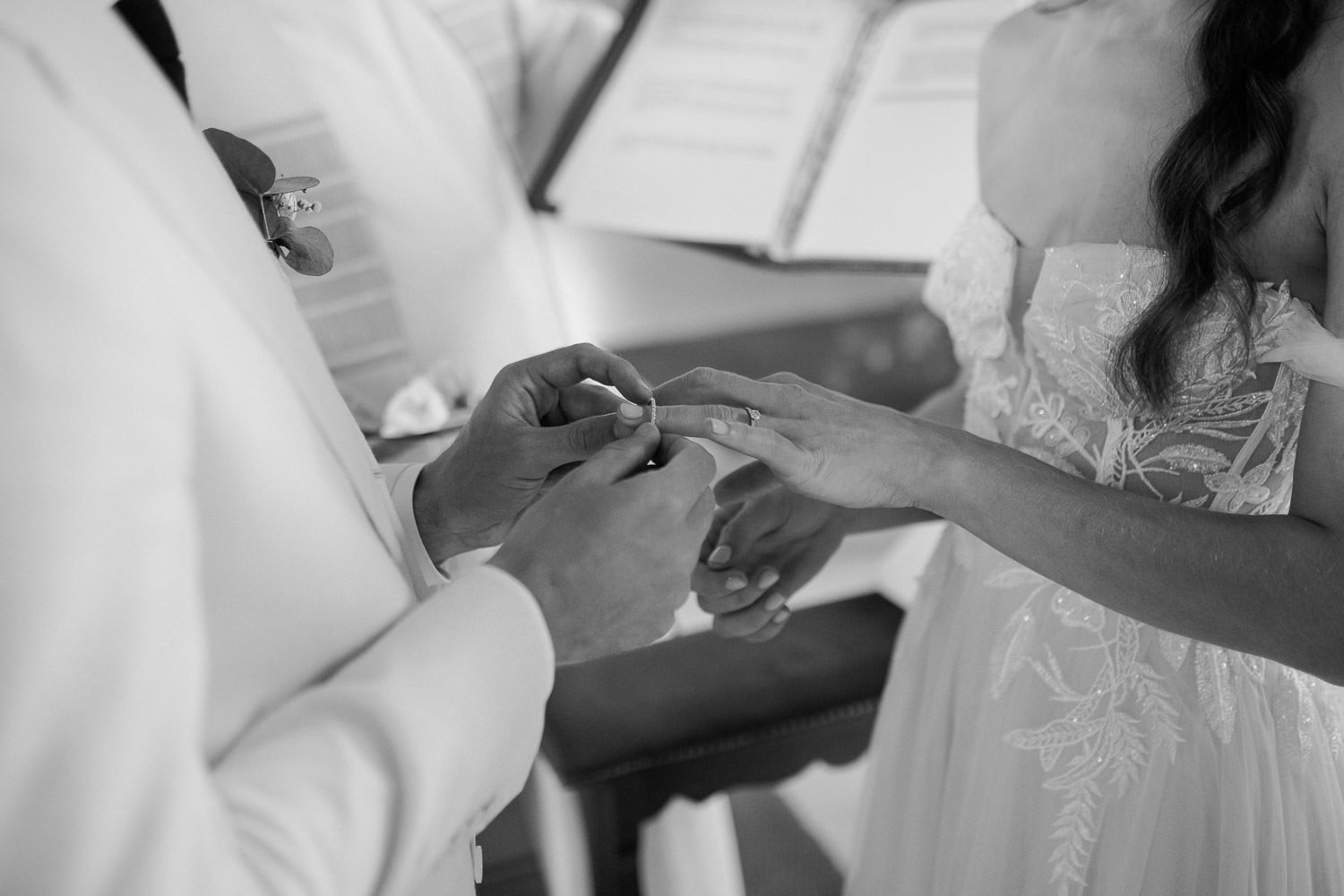 Ringtausch Hochzeit, Schwarzweiß Foto