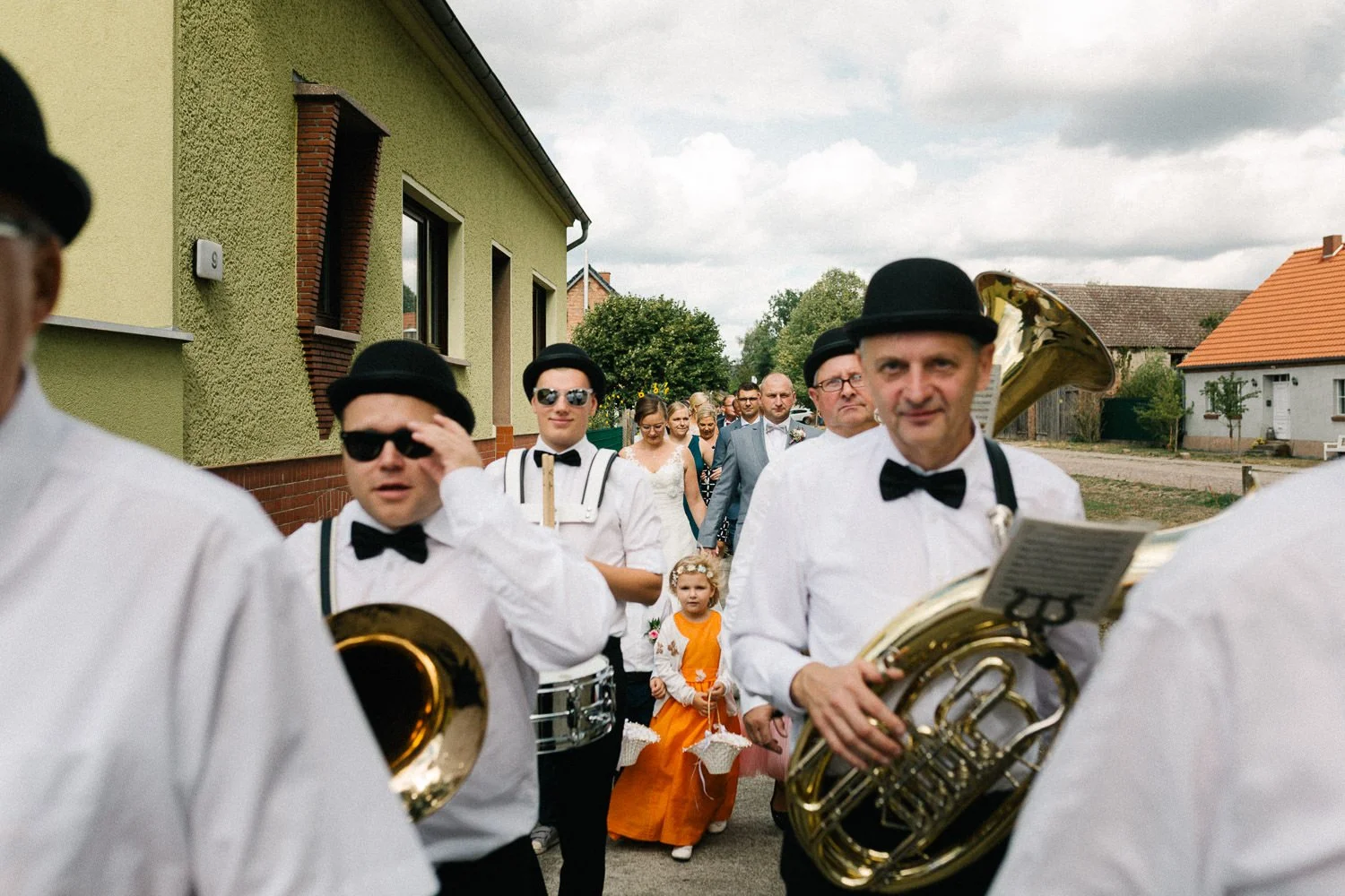 Dorfhochzeit Belitz Wittbrietzen Kapell zieht mit Brautpaar durchs Dorf