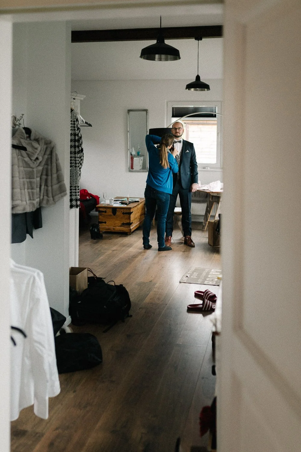 Styling Bräutigam, Blick durch Zimmer