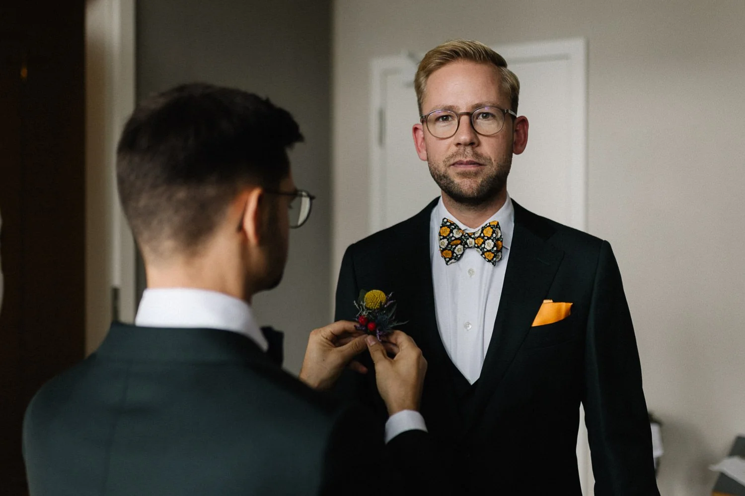 Getting Ready Hochzeit LGBTQ Couple, Villa Blumenfisch Berlin