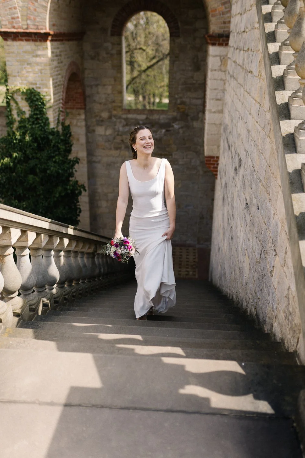 Braut läuft Treppe hoch, Belvedere Pfingstberg Potsdam