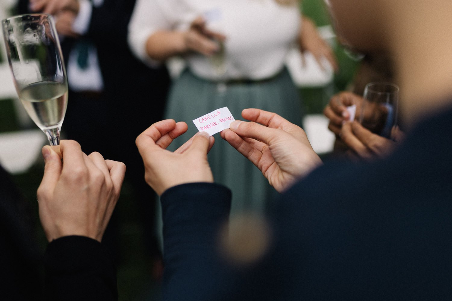 Detailaufnahme, Hände halten Zettel