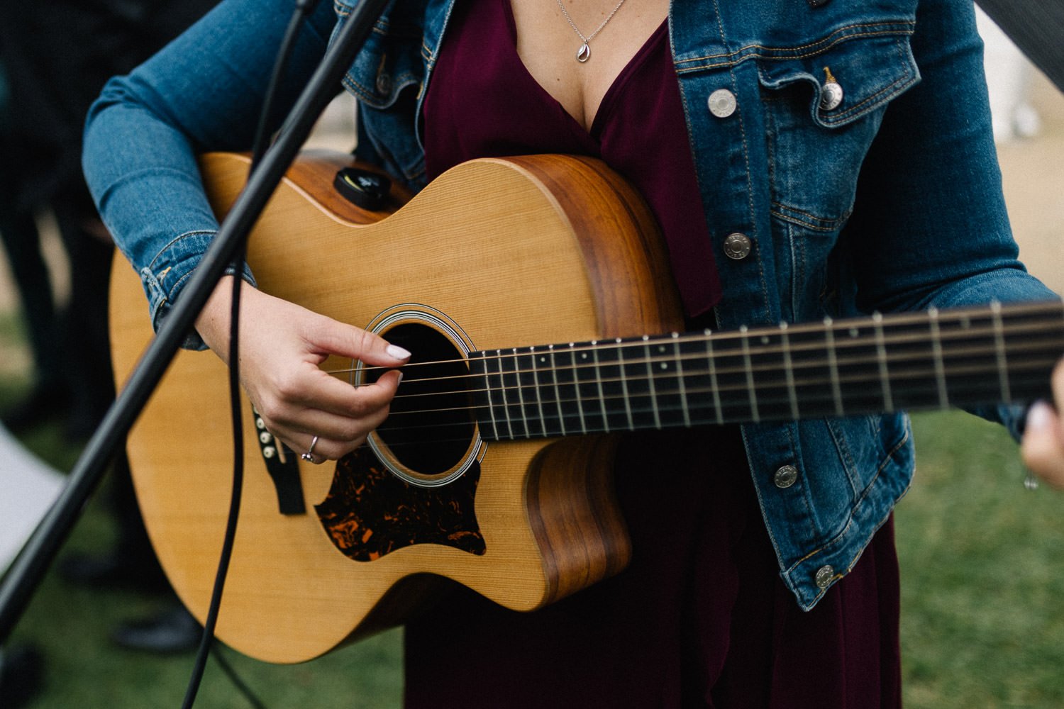 Detailaufnahme, Frau spielt Gitarre