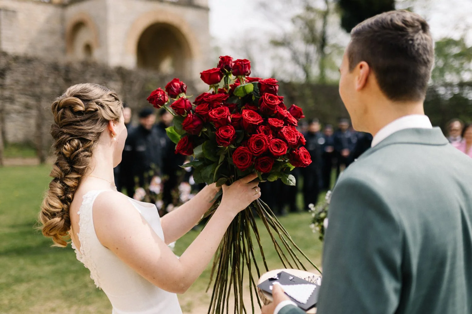 Brautpaar mit Strauß Rosen