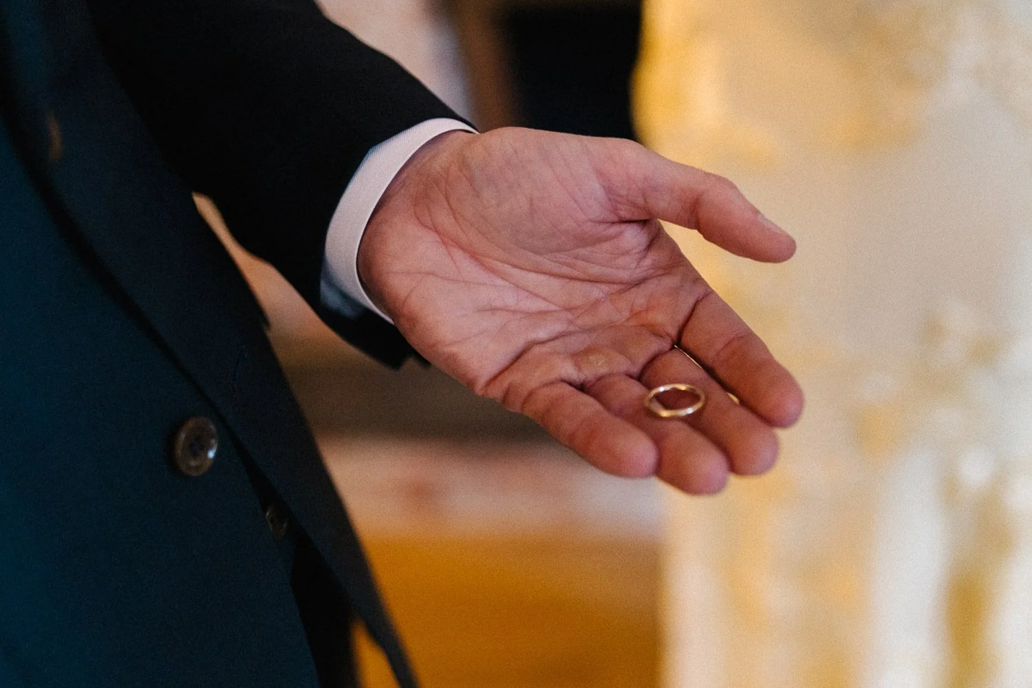 Detailfoto, Handfläche auf welcher ein Ehering liegt