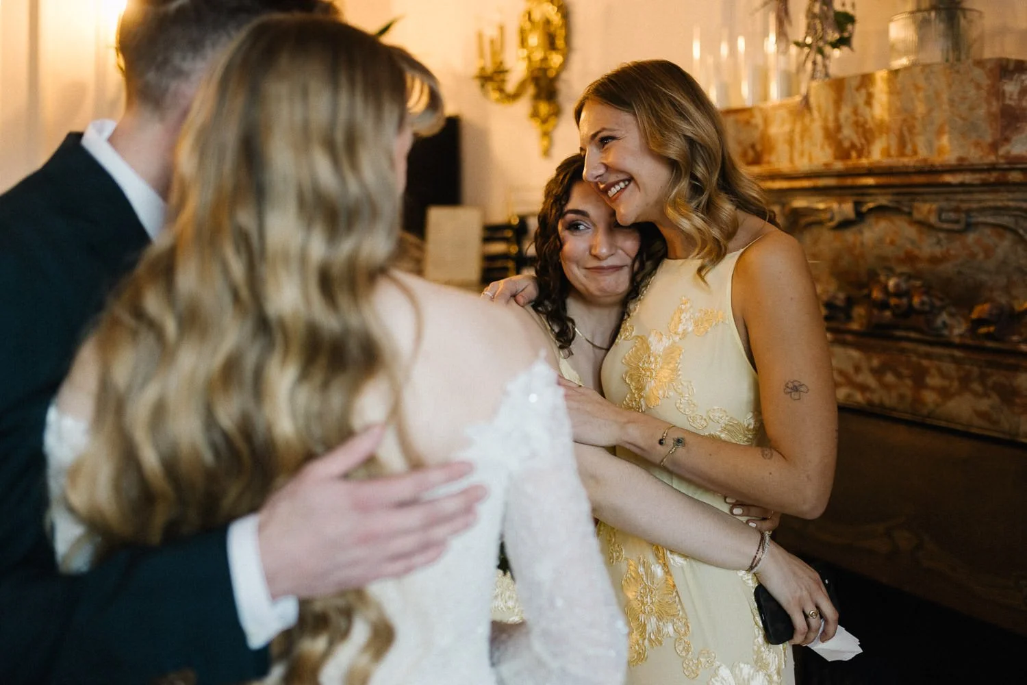 Hochzeitsfoto, Gäste umarmen sich