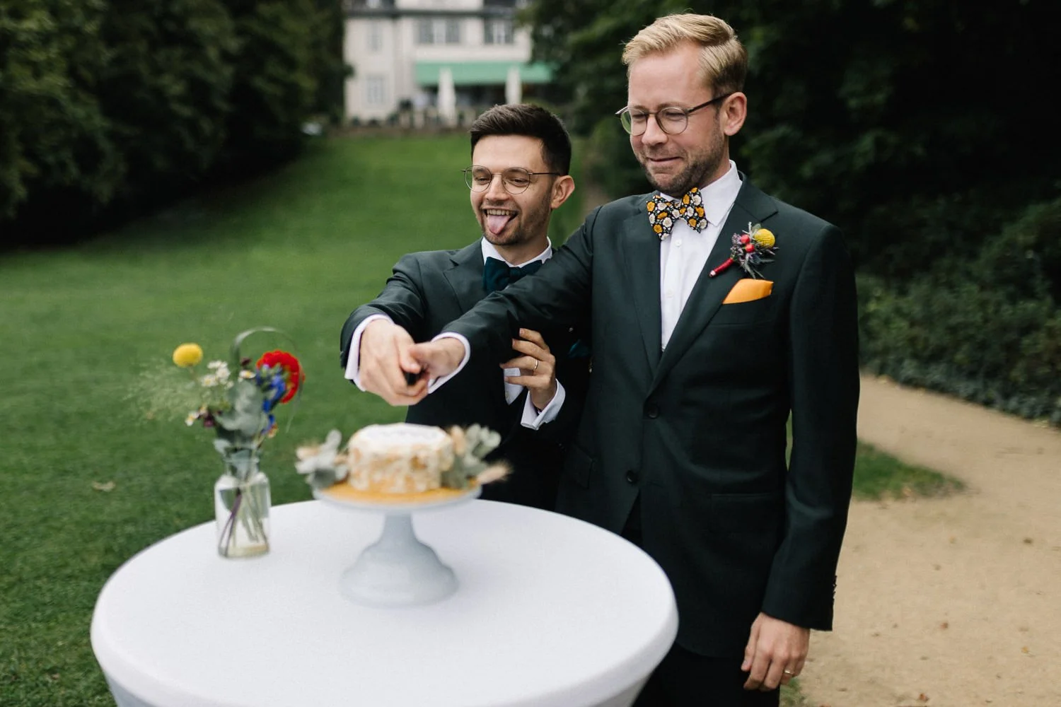 LGBTQ Hochzeit Tortenanschitt