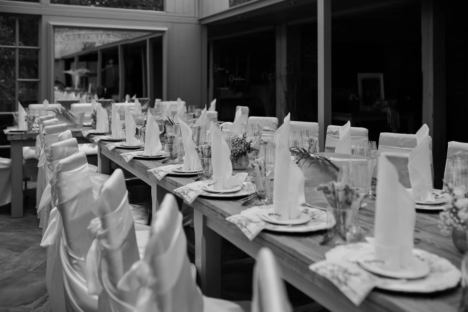 Hochzeitstisch gedeckt, Schwarzweiß Foto
