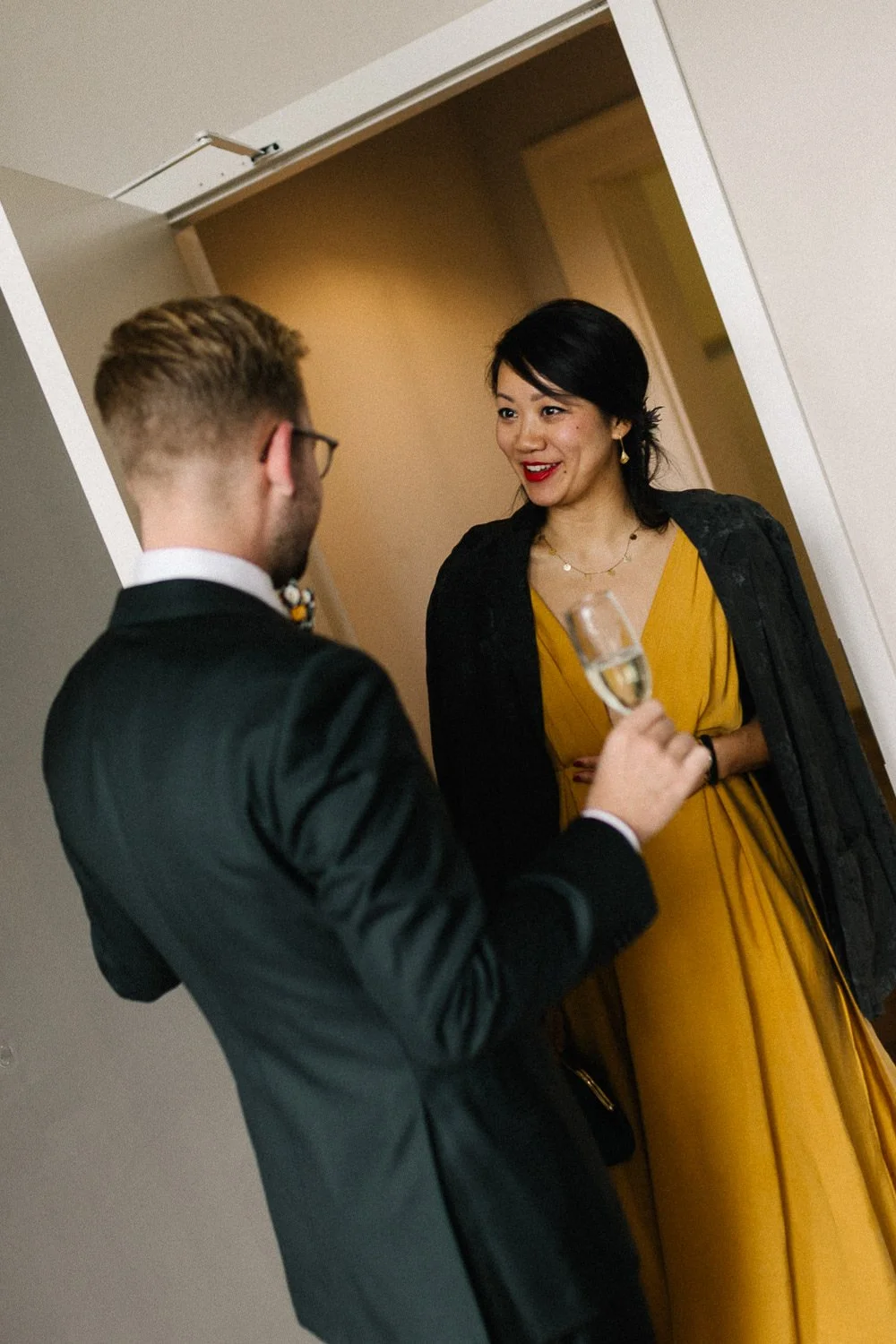 Mann öffnet Frau Tür