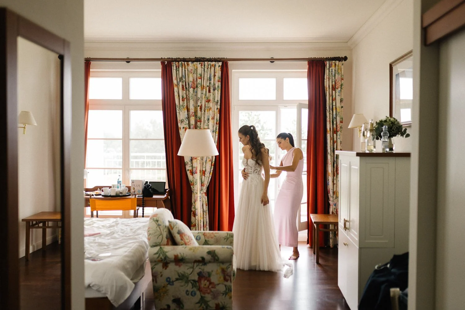 Getting Ready, Braut zieht Hochzeitskleid an in Hotelzimmer, Schwielowsee Resort