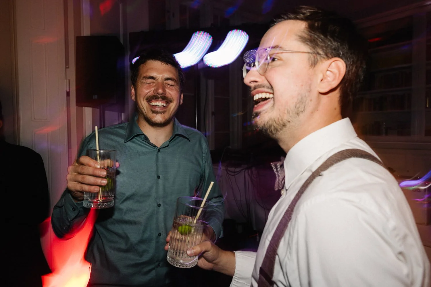 Hochzeitsgäste trinken und lachen