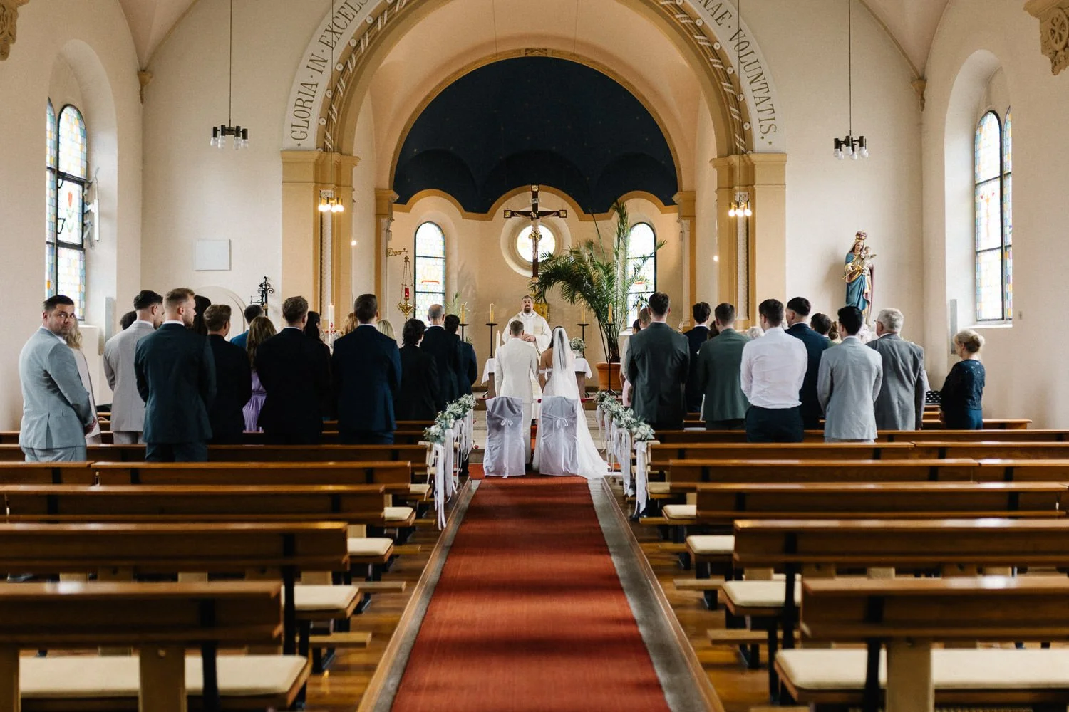 Blick von hinten auf Traualtar mit Trauung in Kirche Maria Meeresstern 
