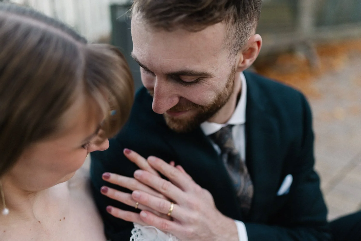 Paarshooting am Hochzeitstag, Brautpaar nimmt sich in den Arm, er hält ihre Hand