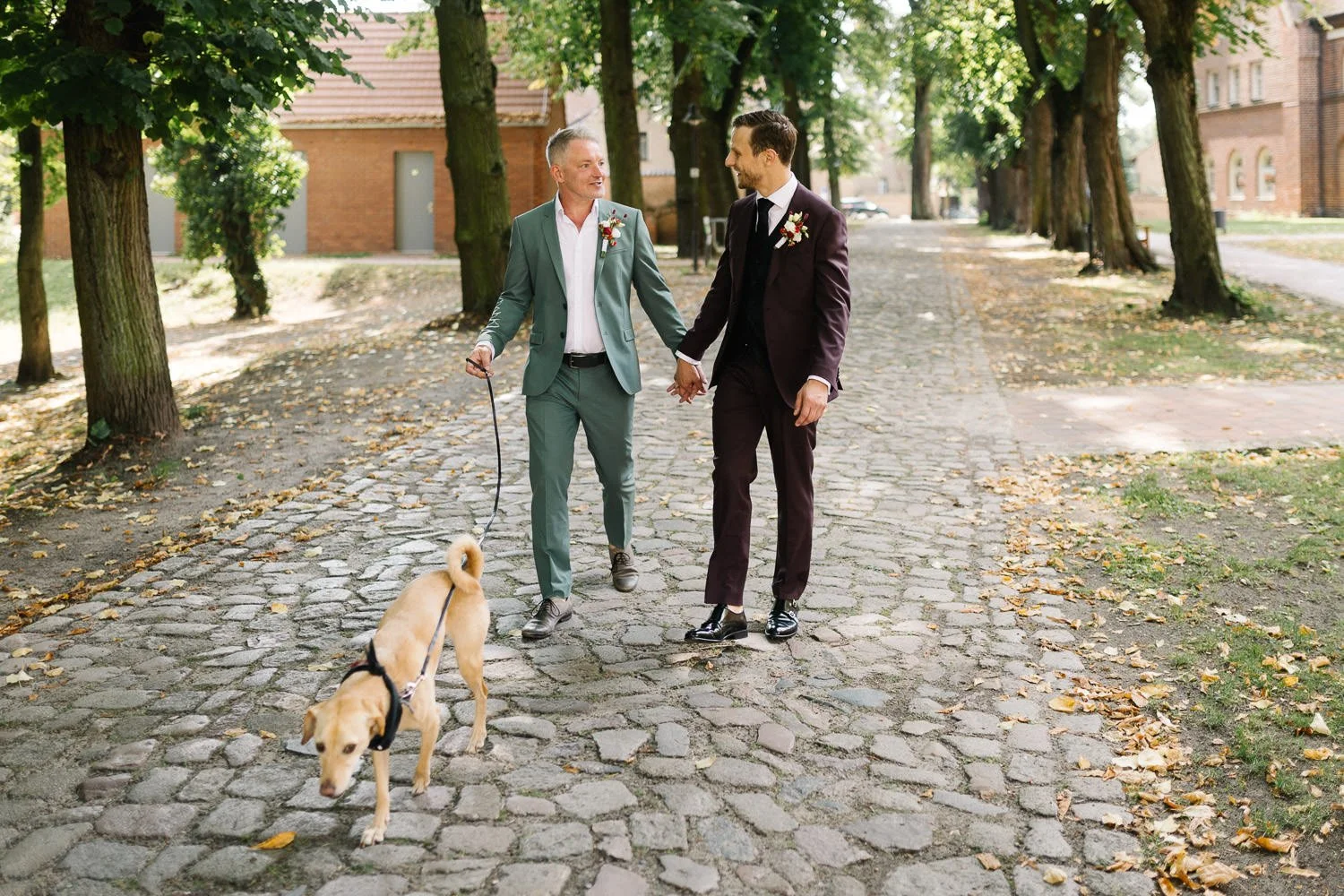 LGBTQ Hochzeitsfoto zwei Männer mach Trauung spazieren mit Hund