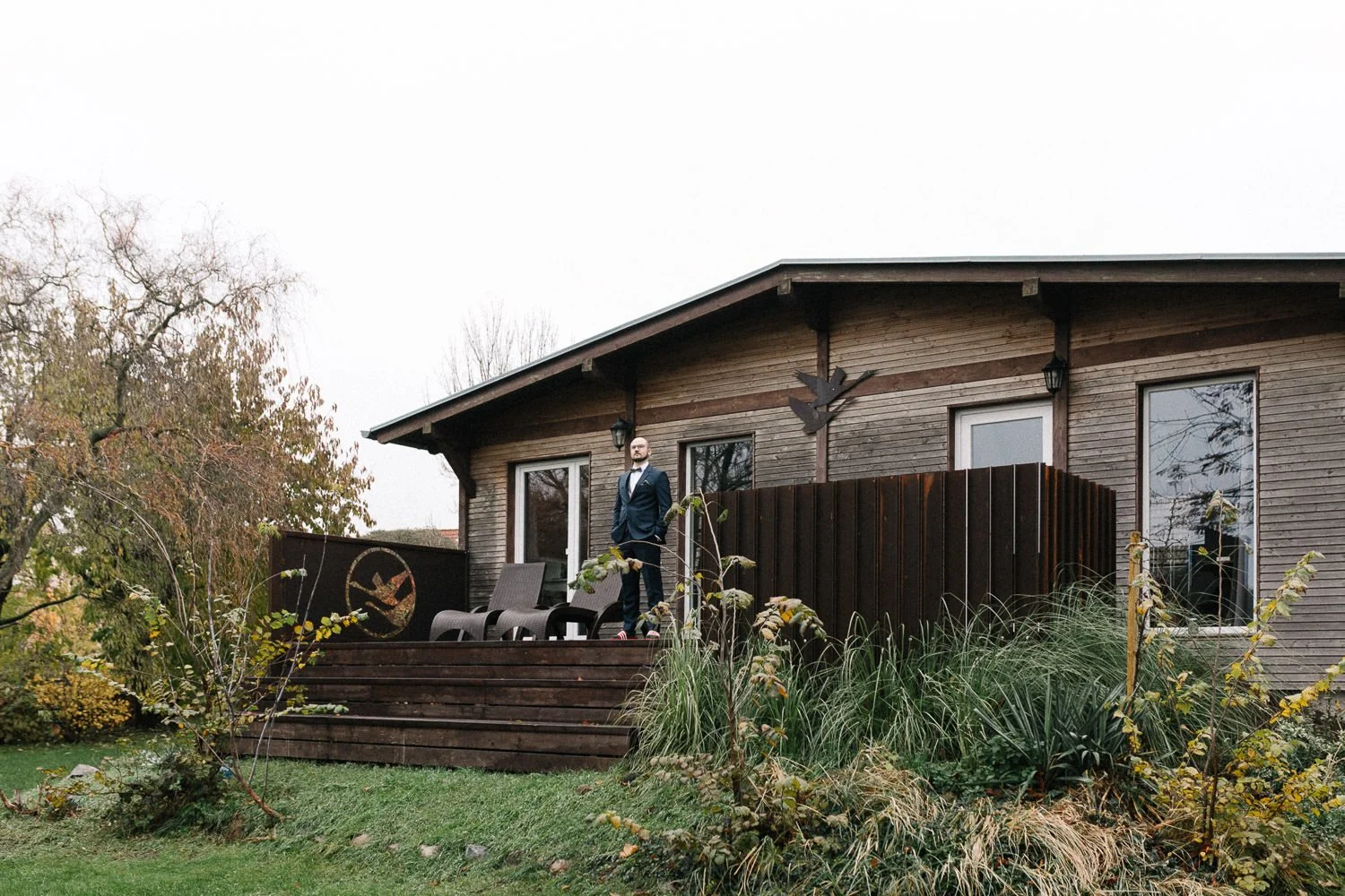 Außenansicht, Bungalow Haus am Bauernsee, Bräutigam steht auf Terrasse