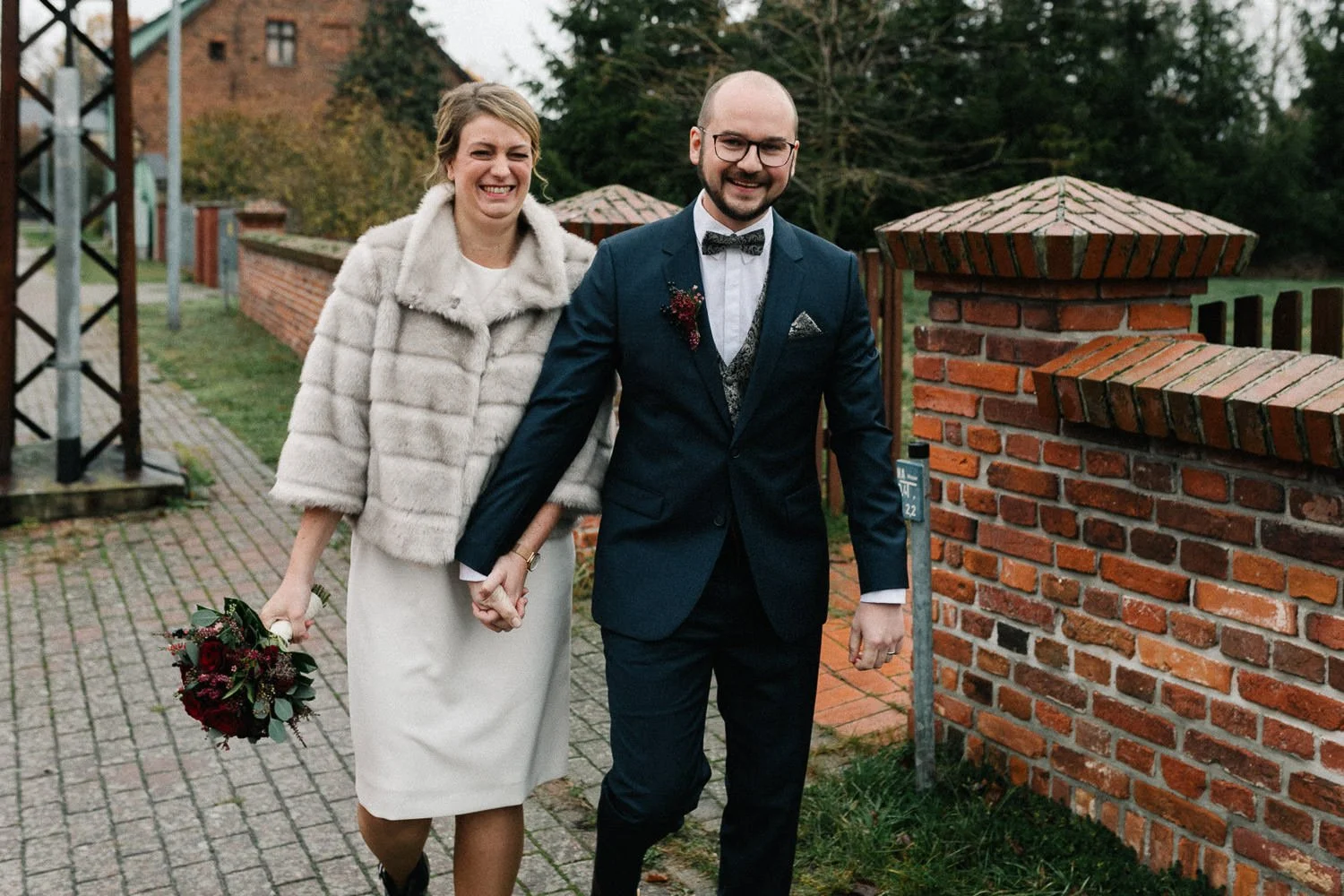 Brautpaar läuft Gehweg entlang