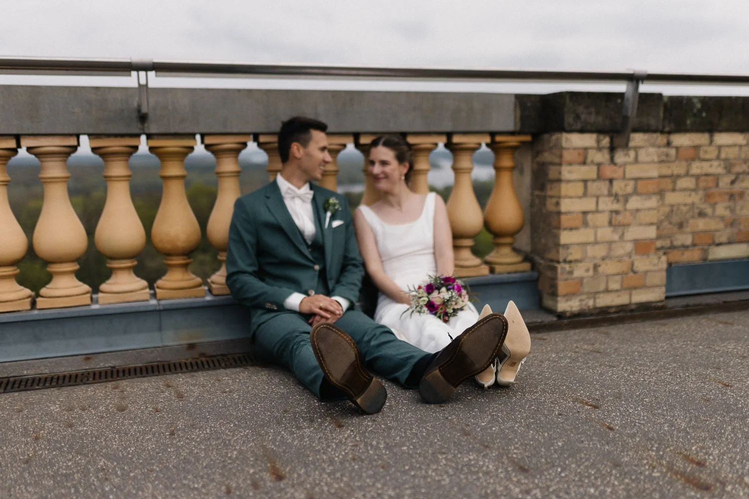 Brautpaar sitzt auf Boden